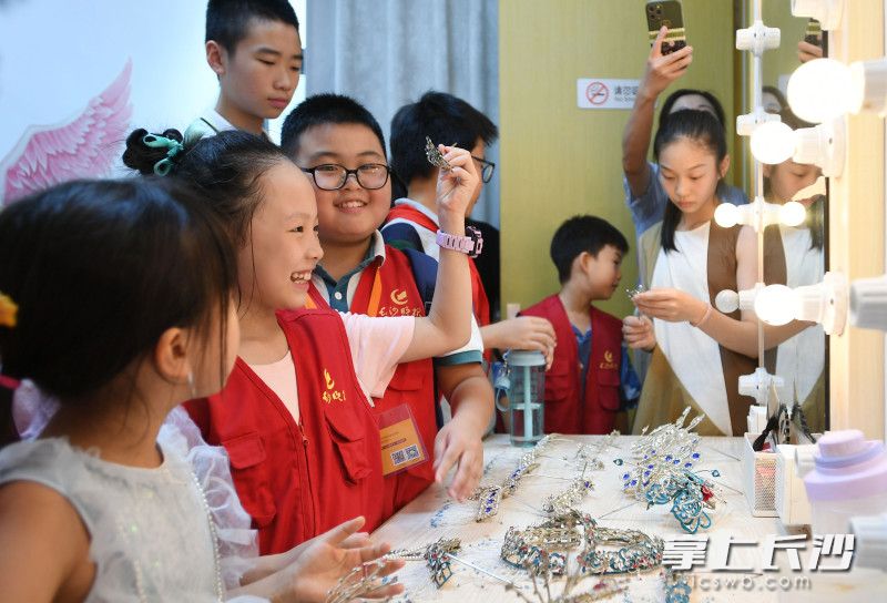 长沙少年参观该中心的道具间、服装间、化妆间等。