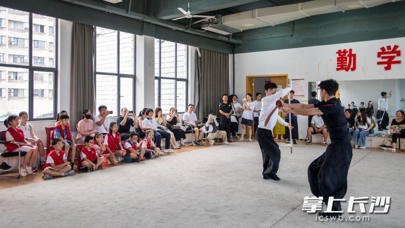 湘剧演员带着唱念做打的本领走上舞台。