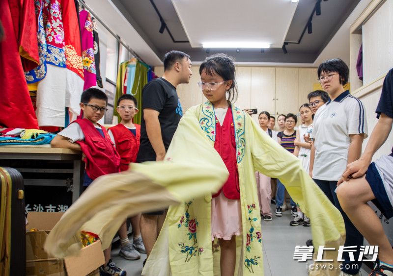 长沙少年体验湘剧服装。