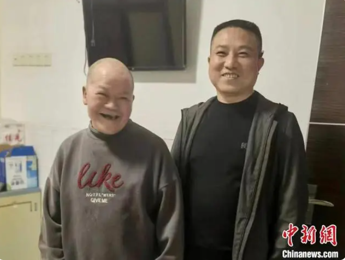 曹积全(右一)与老人合影。受访者供图