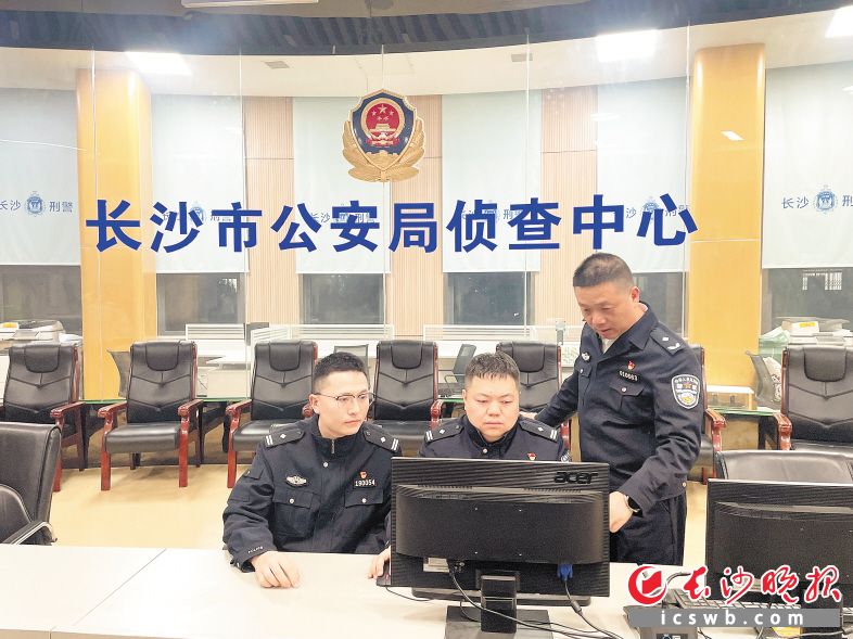 匡政文（右一）和同事在工作中。长沙晚报通讯员 王鑫 供图