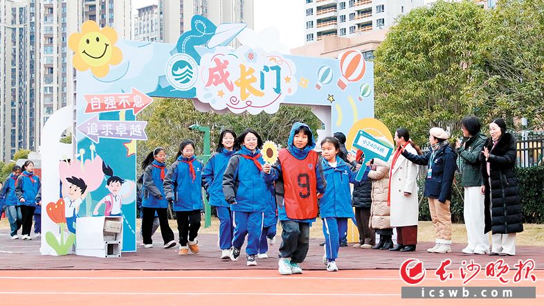 湖南师大附中双语实验学校南北校区学生们手牵手共同穿过成长门。长沙晚报全媒体记者 林暘 摄 湖南师大附中双语实验学校南北校区学生们手牵手共同穿过成长门。长沙晚报全媒体记者 林暘 摄