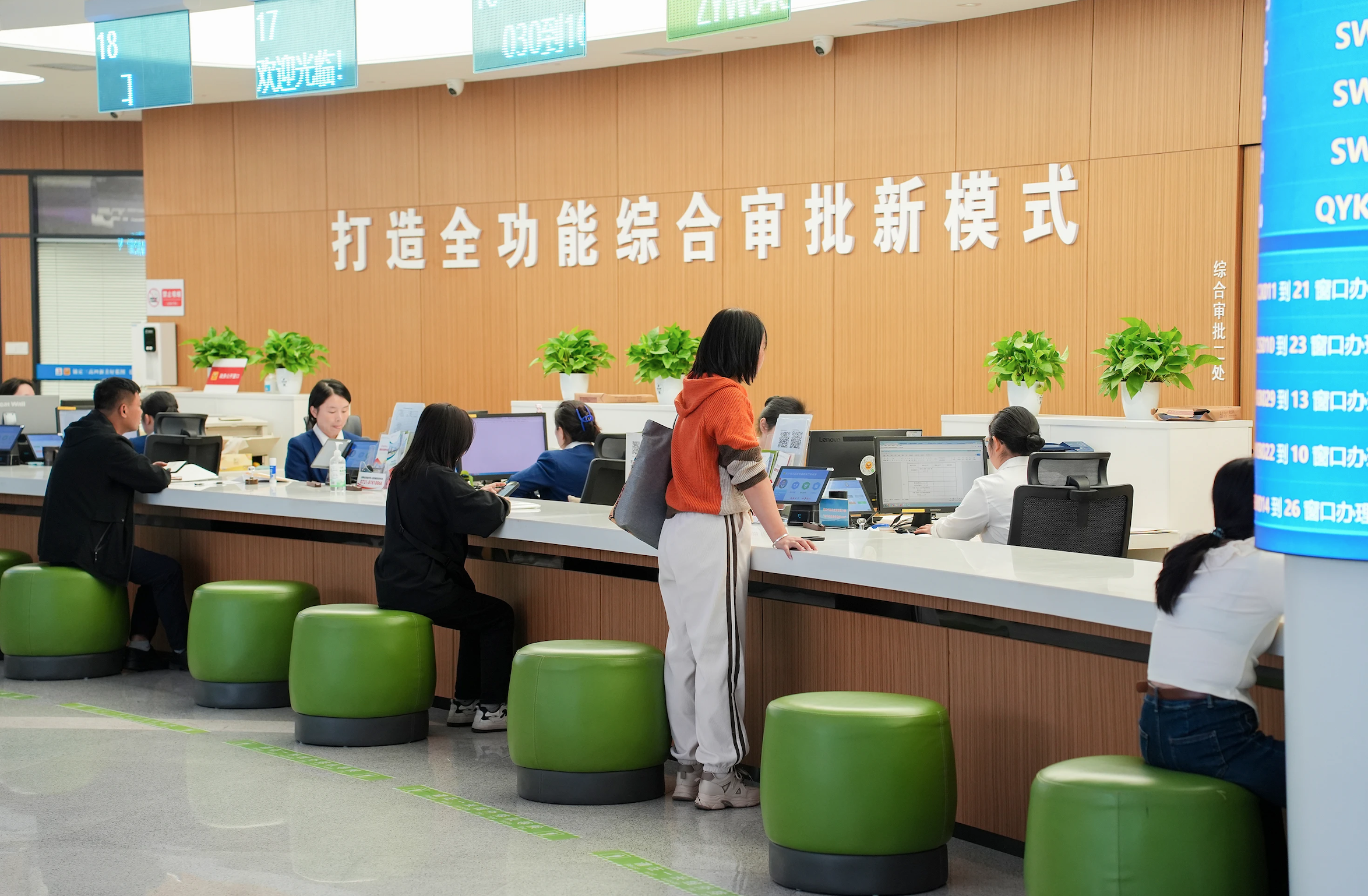 长沙经开区政务服务大厅。