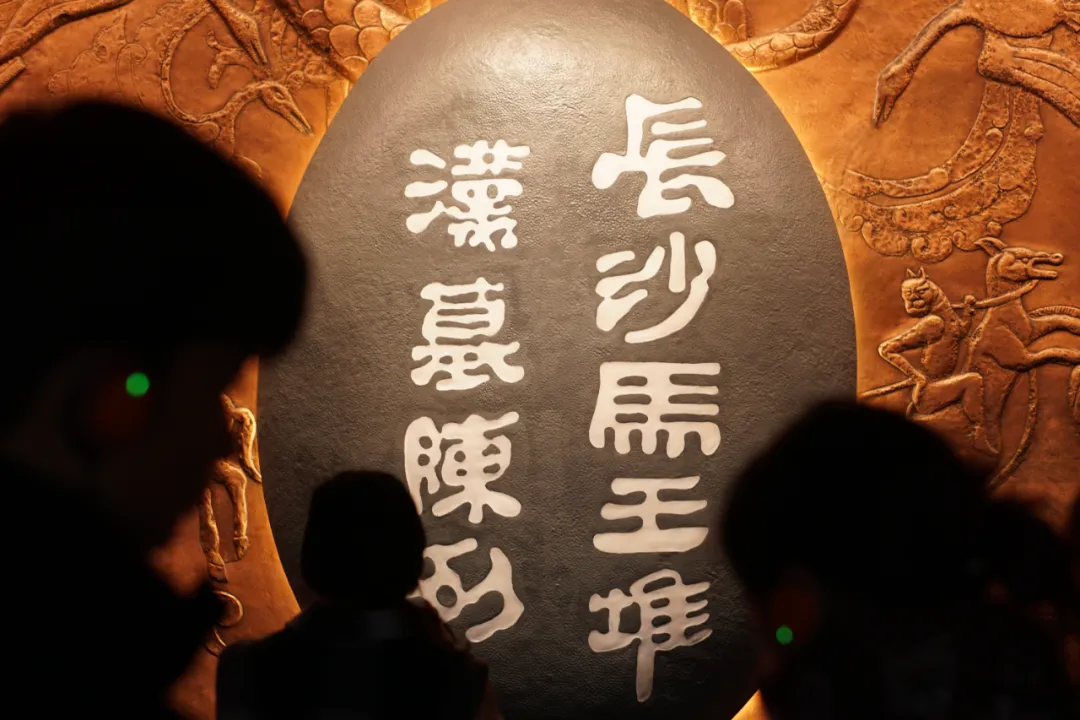 游客游览湖南博物院。人民网 黄卓 摄