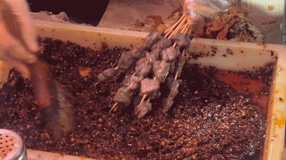 夜市里的特色“炸炸炸”。何佳丽 摄