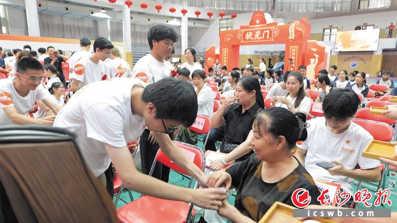 文明升学礼现场，“准大学生”们向父母亲敬茶，感谢亲恩。 湘江早报记者范龙贵 摄