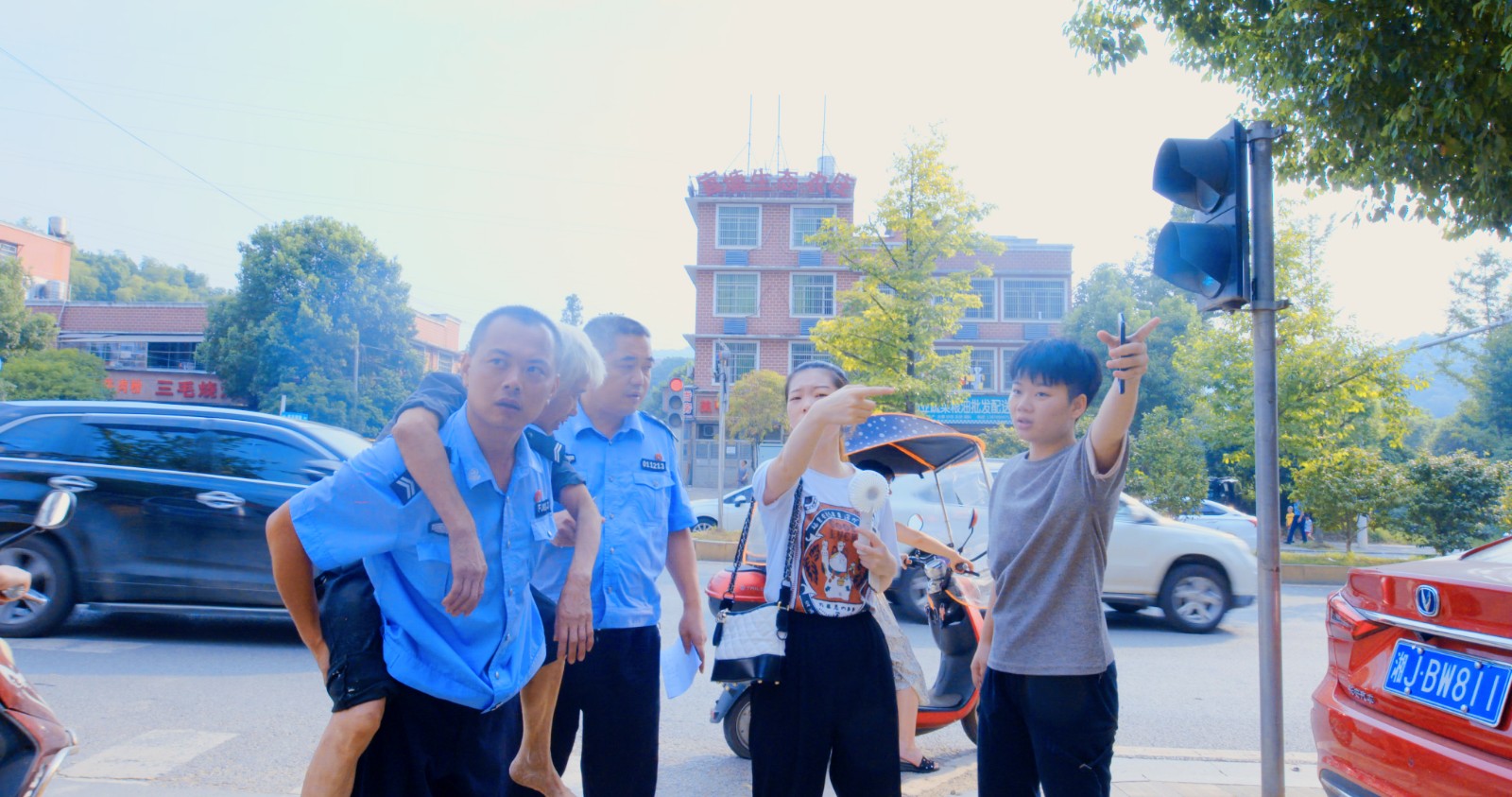 雷锋派出所民警帮助走失老人找家