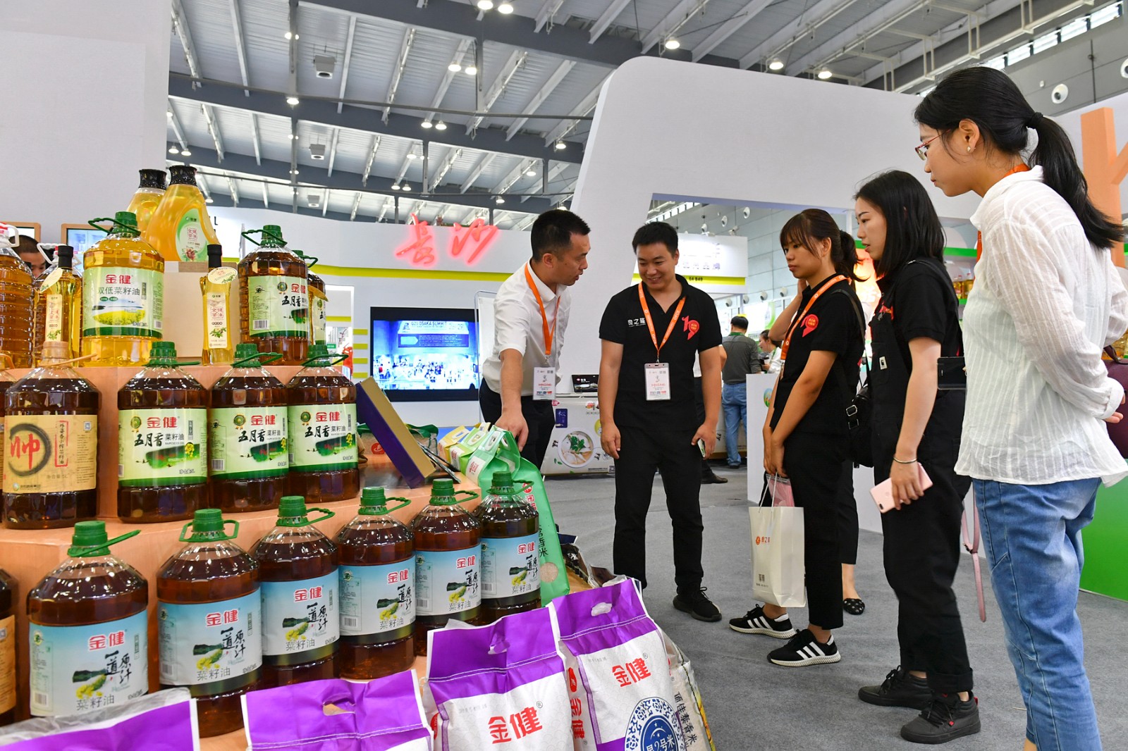 “长沙粮油”特装馆集合了22家粮油企业的优势产品。长沙晚报全媒体记者王志伟摄