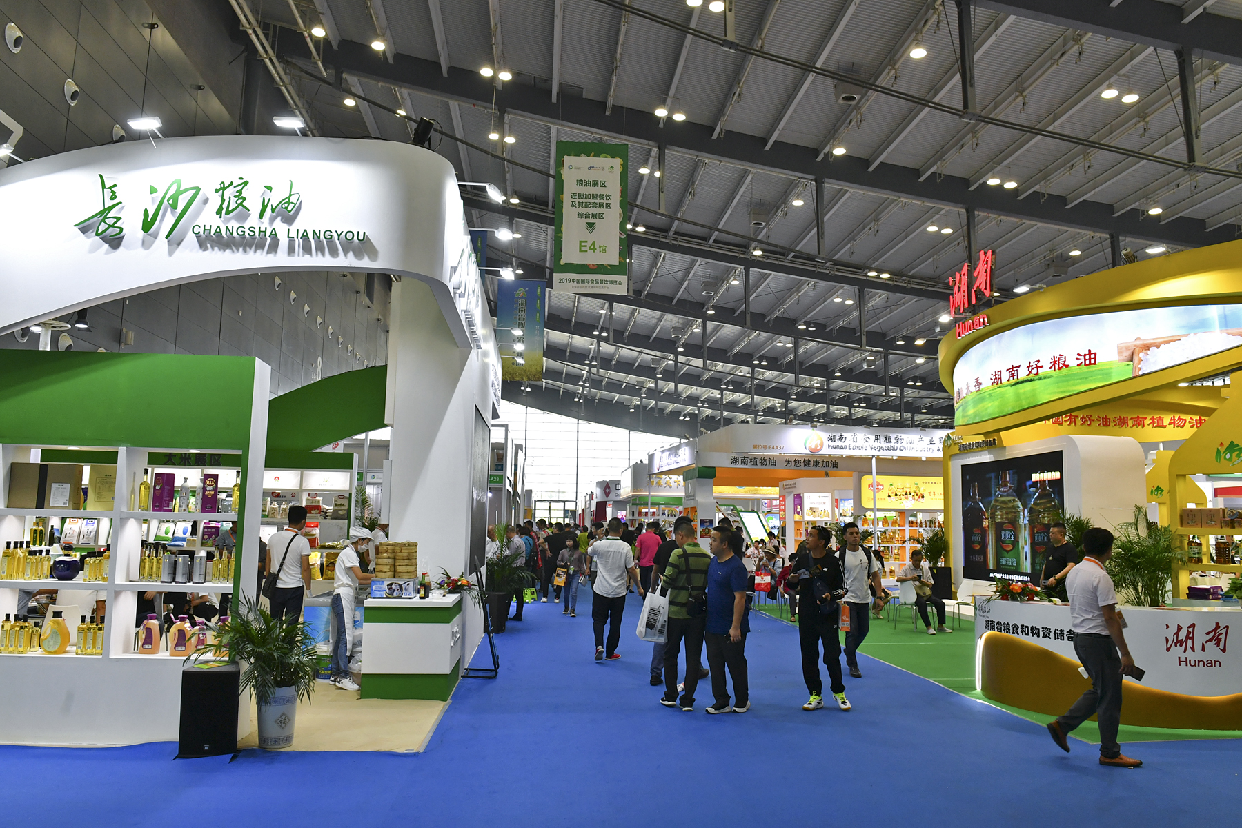 e4馆“长沙粮油”特装馆现场人气火爆。长沙晚报全媒体记者王志伟摄