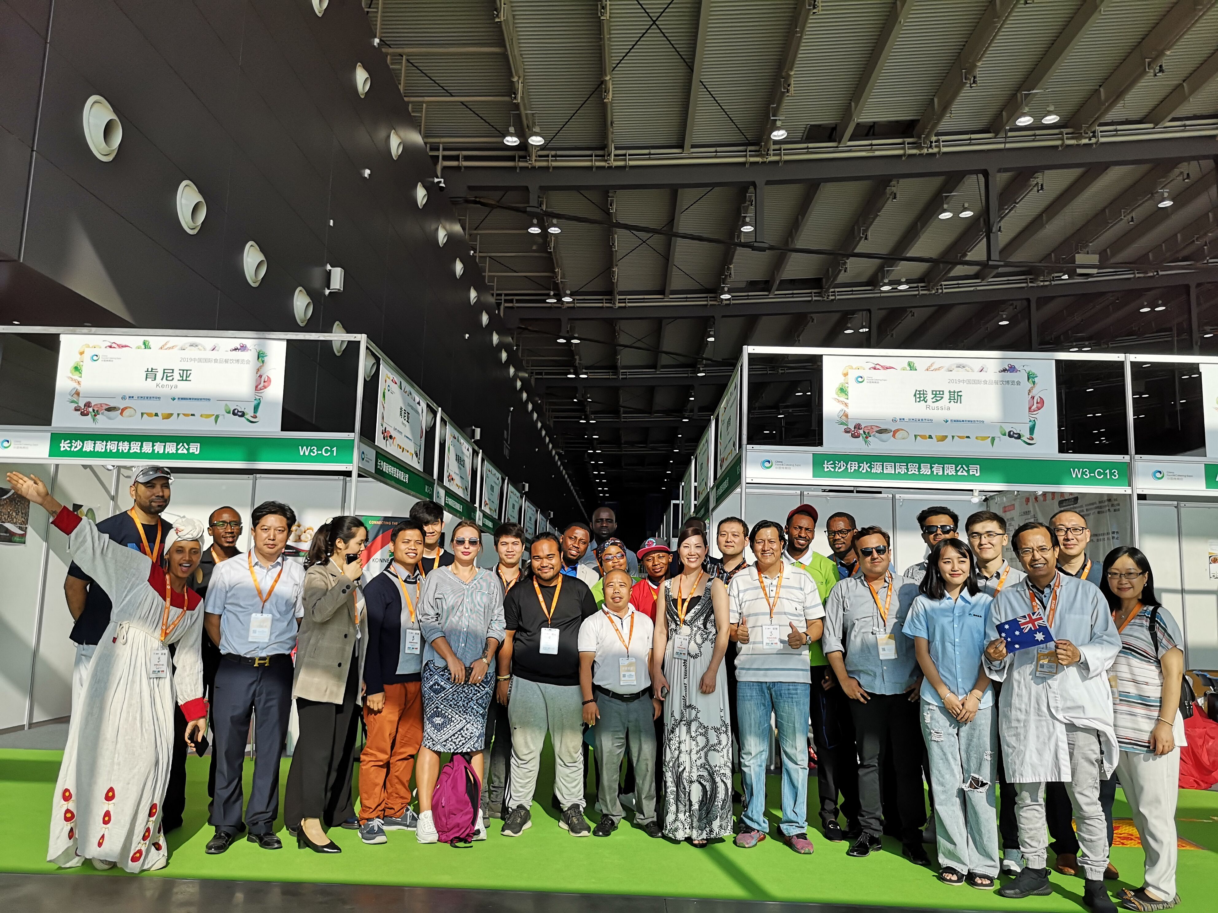 湖南-非洲企业合作中心暨后湖国际青年创业合作中心公共服务平台上参展的创业青年大合影。  