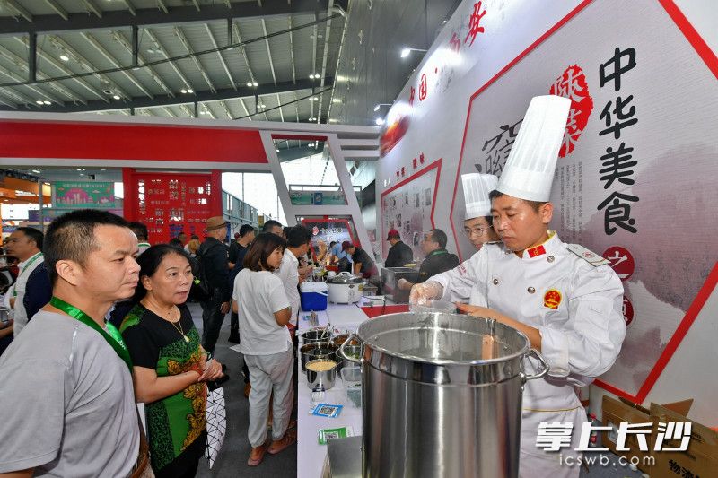 国内外美食吸引众多观众。