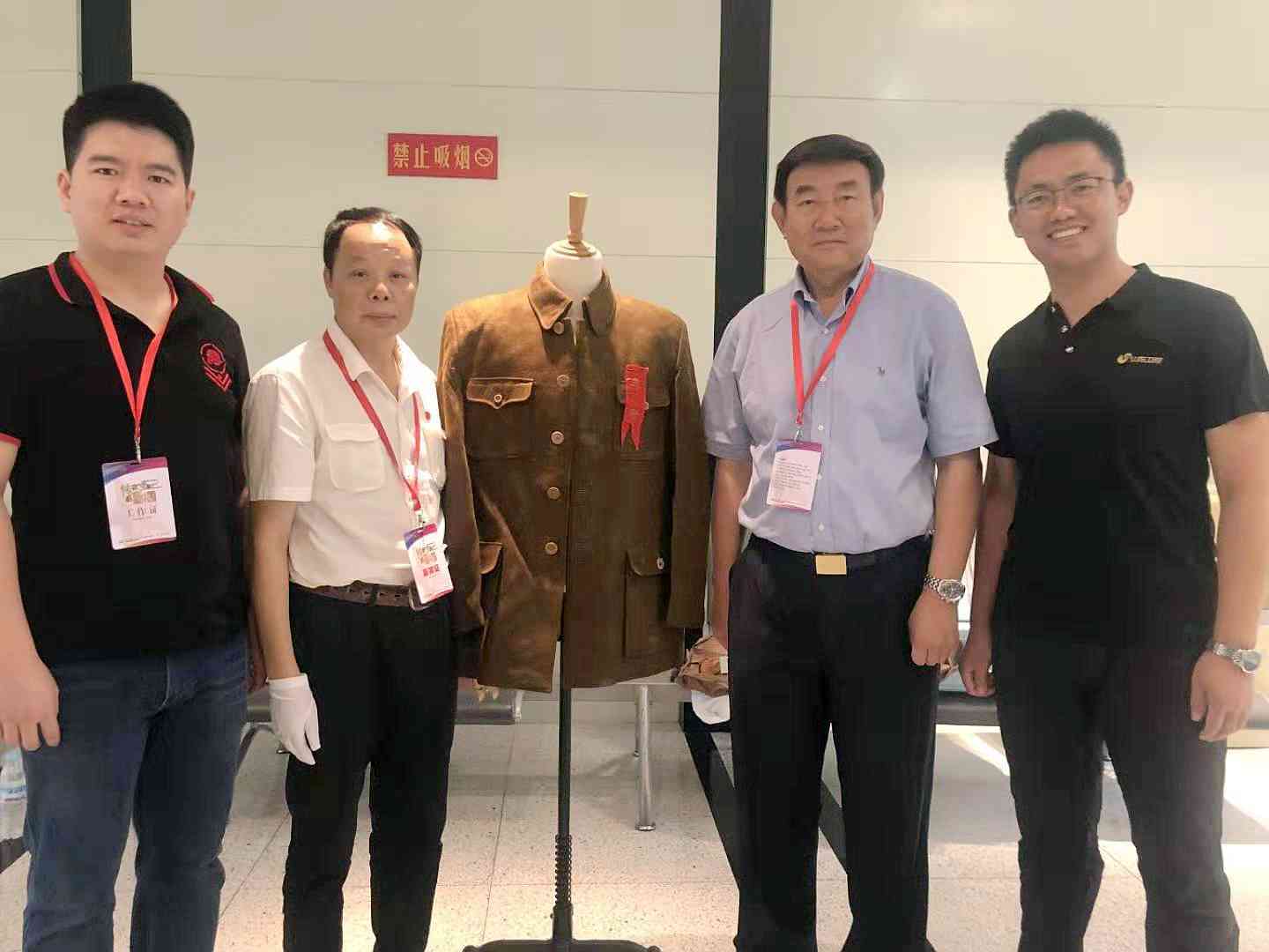 在山东卫视，李卓韦（右二），傅伯瑜（左二）将毛主席的礼服展示。长沙晚报通讯员 张文涛 全媒体记者 贺文兵 摄影报道