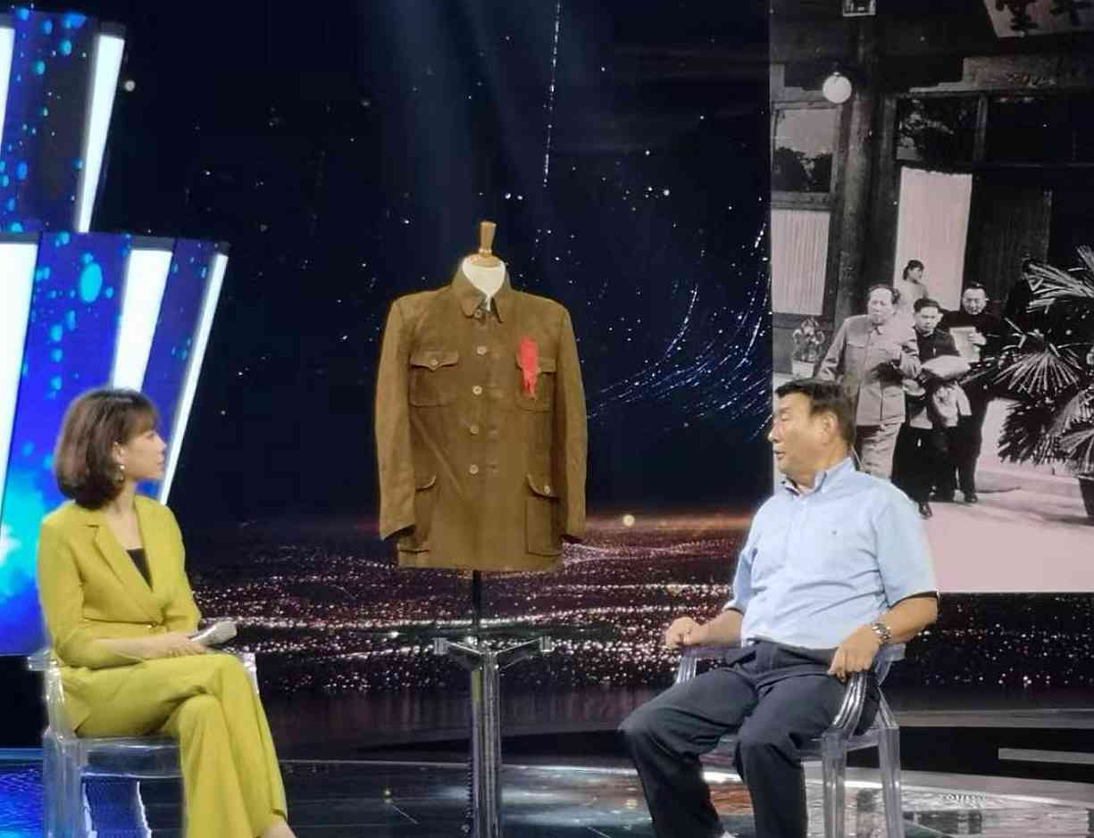 李卓韦在节目录制现场讲述毛主席礼服背后的故事。长沙晚报通讯员 张文涛 全媒体记者 贺文兵 摄影报道