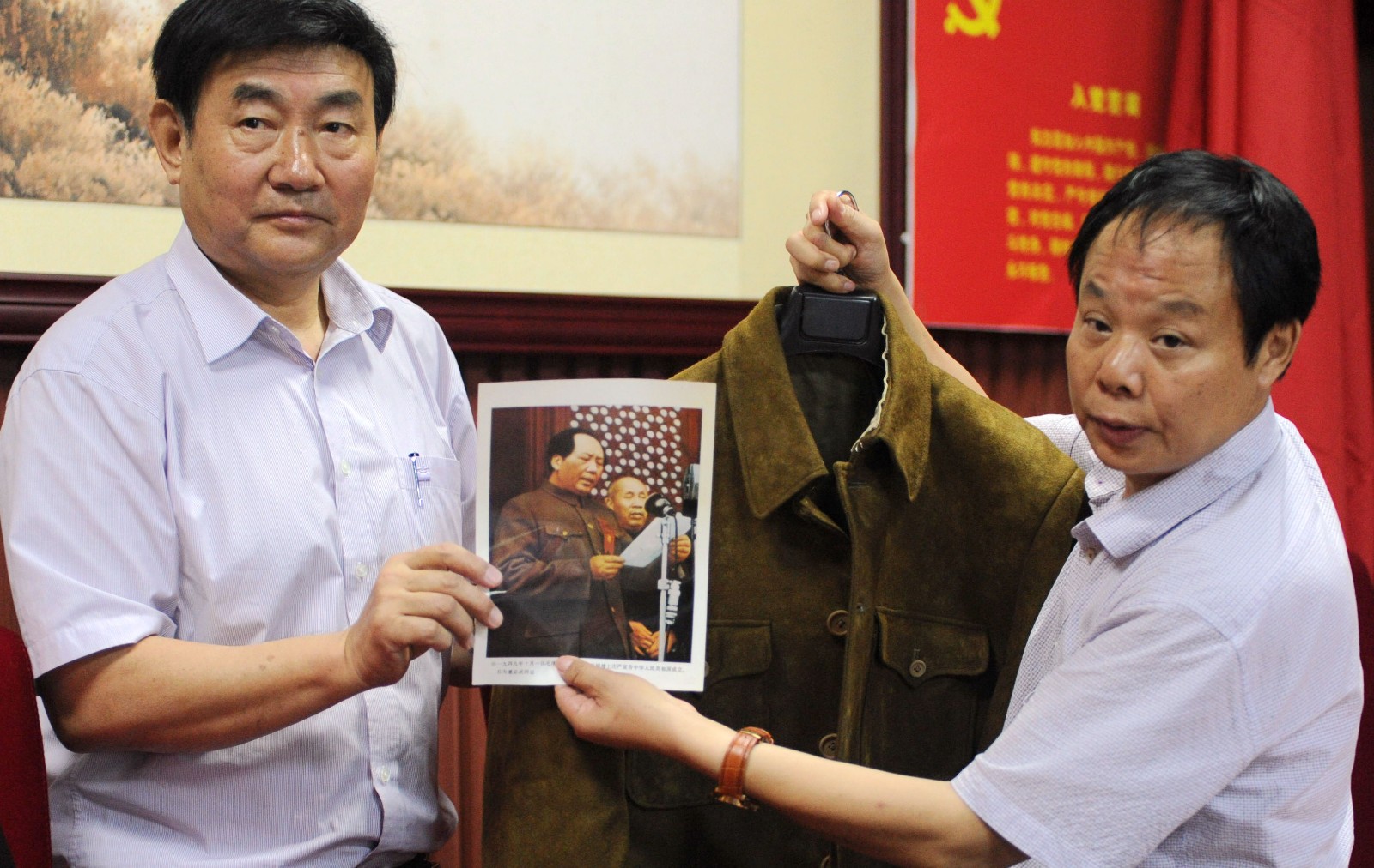 李卓韦还将毛主席在开国大典上的一张彩色照片捐赠给了湖南红色档案馆。长沙晚报全媒体记者 贺文兵 摄