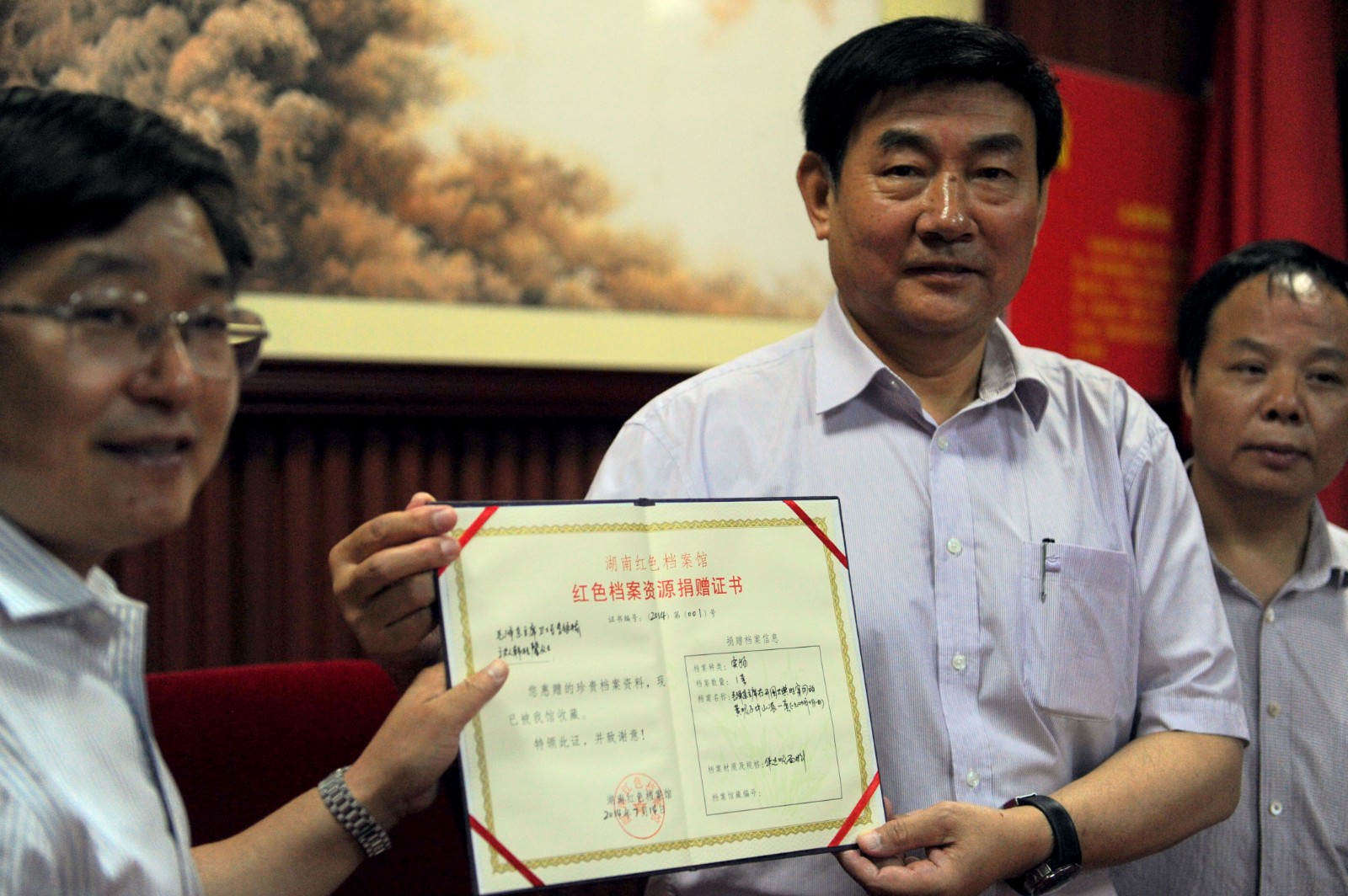 湖南红色档案馆向李卓韦（右二）颁发捐赠证书。长沙晚报全媒体记者 贺文兵 摄