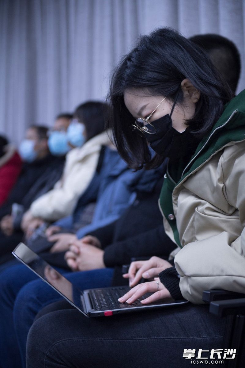 春节假期里，长沙晚报记者凌晴在现场记录采访。长沙晚报全媒体记者 黄启晴 摄