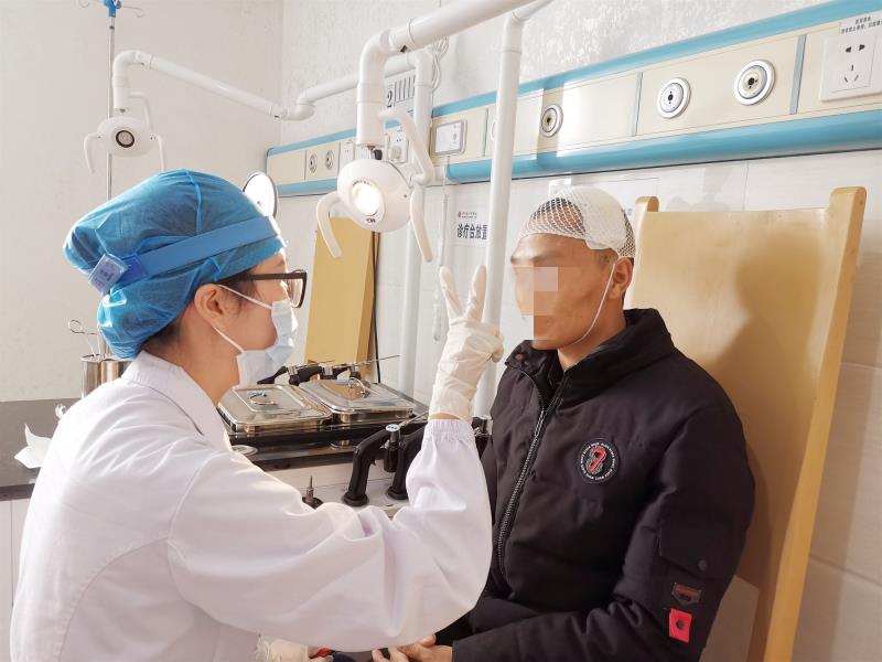 医生为患者进行出院前评估。