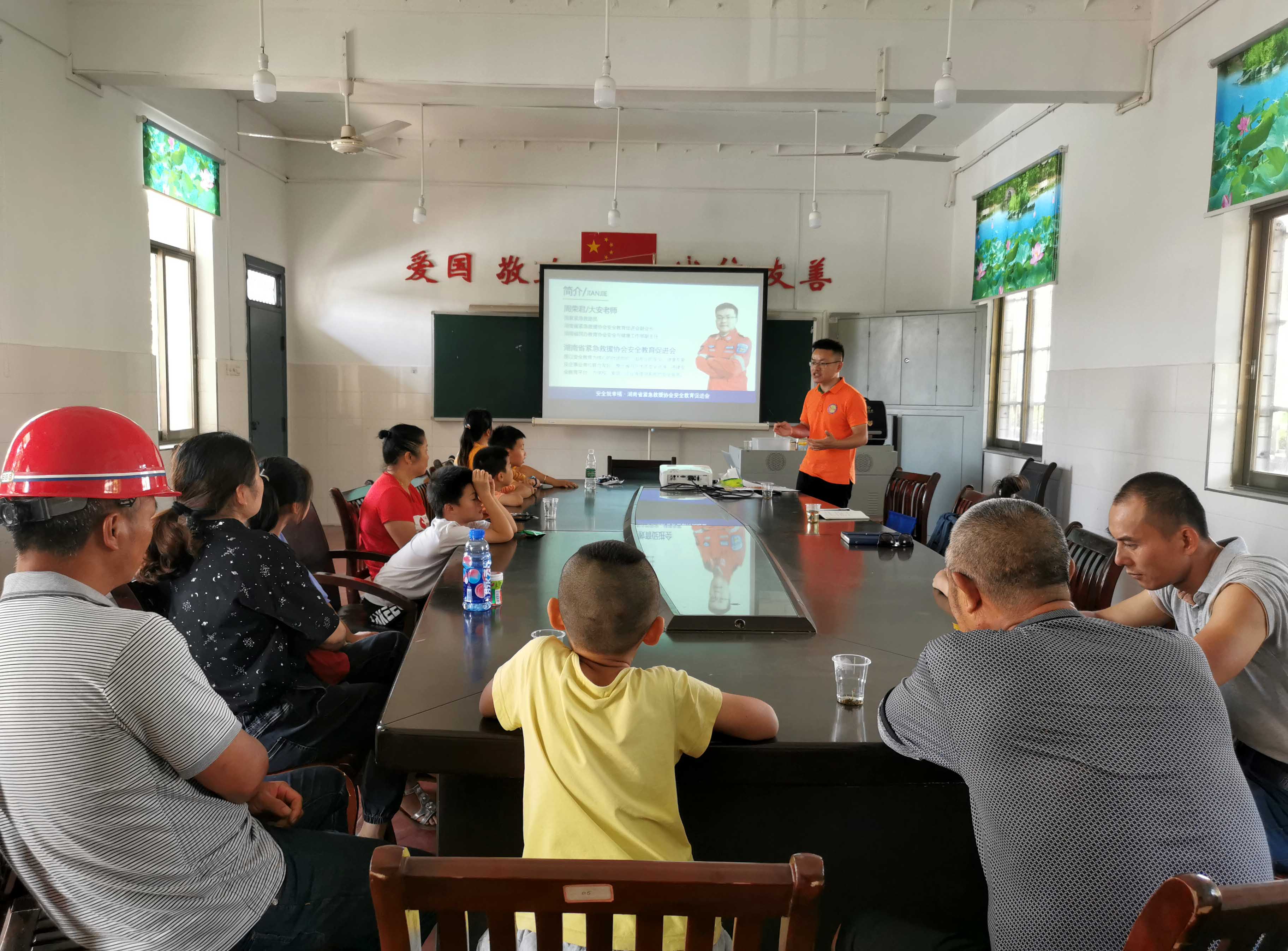7月23日，岳麓区白泉学校举行“关爱留守儿童，筑好平安第一道防线”安全教育活动。   均为长沙晚报实习生章倩摄