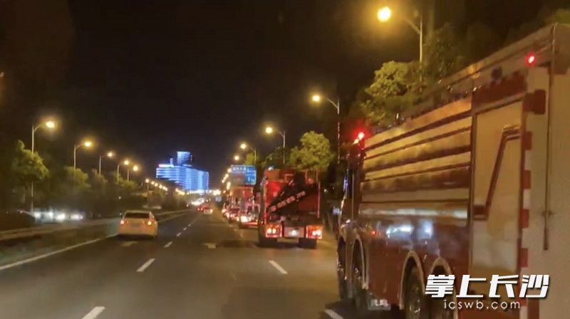 长沙消防增援力量组成车队向乐山进发。视频截图