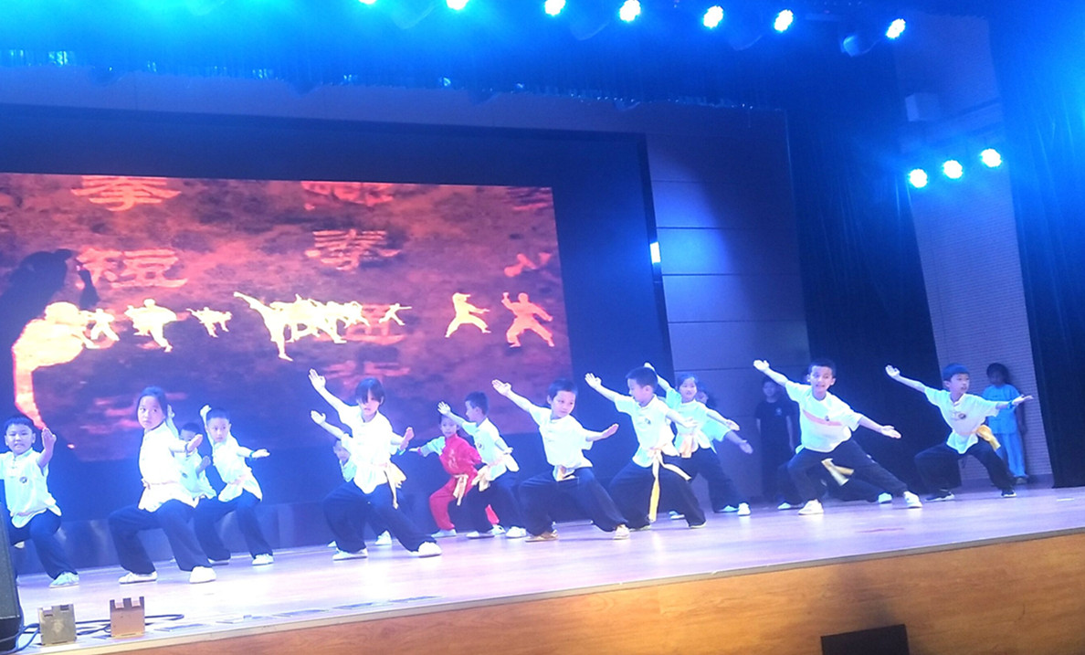 桂花坪小学武术表演社团的孩子们在表演武术。