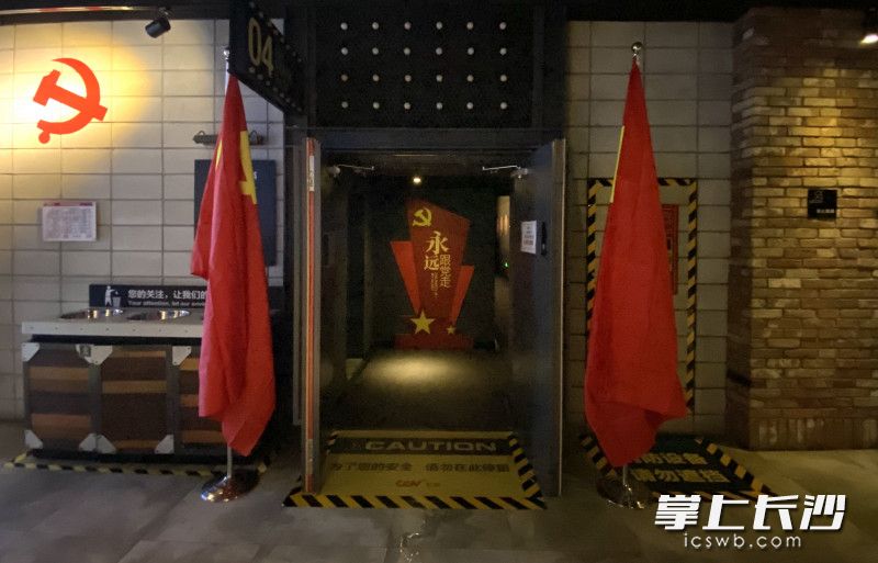 舒适的影院环境、高端的视听设备、影厅内随处可见的红色元素。