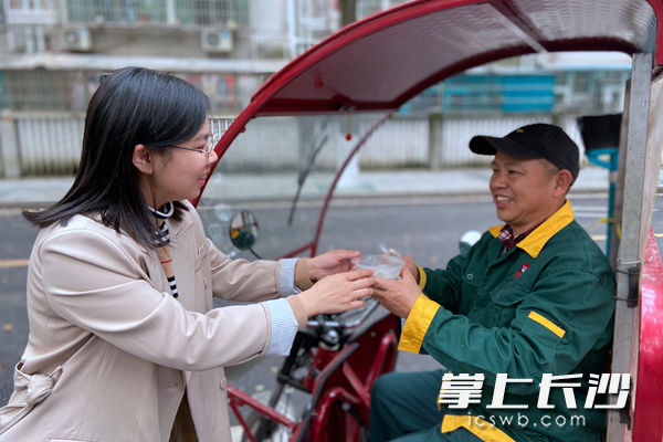 热腾腾的汤圆送给社区环卫工。蓉园社区供图