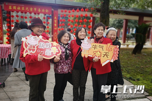 居民们在活动现场拍照留念。