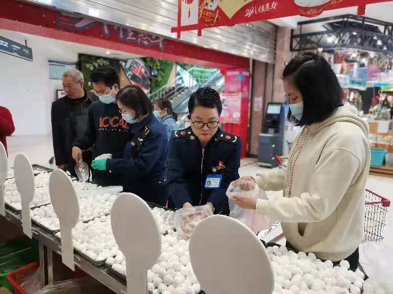 长沙县市场监管人员在对元宵市场开展专项检查和抽检。长县供图