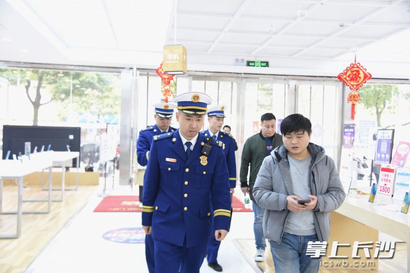 3月22日下午，芙蓉区消防救援大队消防监督员对国美电器和府店进行消防监督检查。均为长沙晚报全媒体记者 刘琦 摄