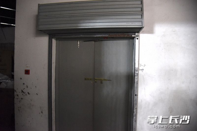 一处安全出口安装了卷帘门。