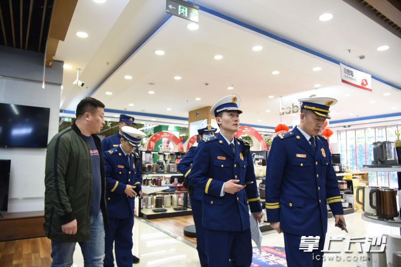 天心区消防救援大队对国美电器侯家塘旗舰店进行消防监督检查。