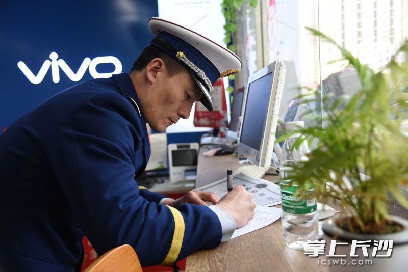 消防监督员填写检查记录，向被检查单位反馈。