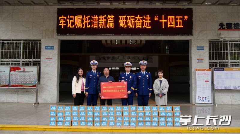 望城区消防救援大队消防指战员代表深入长沙市特殊教育学校，开展走访慰问活动。长沙晚报通讯员 何忠正 供图