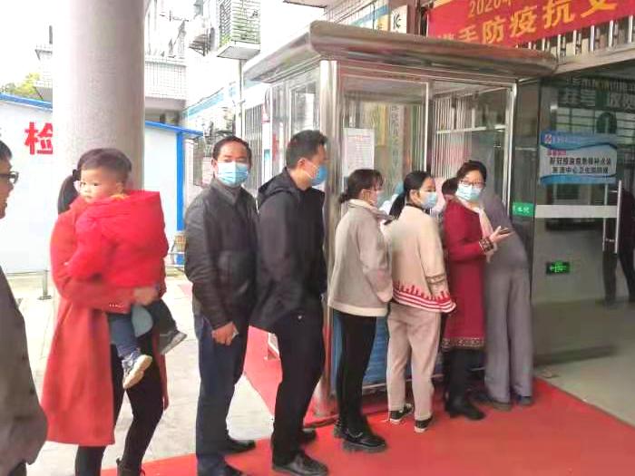 在宁乡市人口最多的乡镇——灰汤镇，正式启用三个新冠疫苗接种门诊，保障接种工作顺利进行。长沙晚报全媒体记者 张禹 通讯员 叶杰 摄影报道