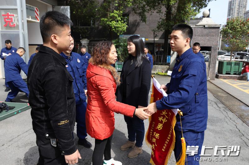 亮亮（化名）的家长向麓谷消防救援站送上锦旗，表达对消防员的感激之情。长沙消防供图