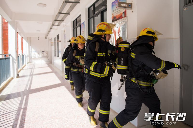 消防指战员进入“火灾”现场，展开搜救和灭火。