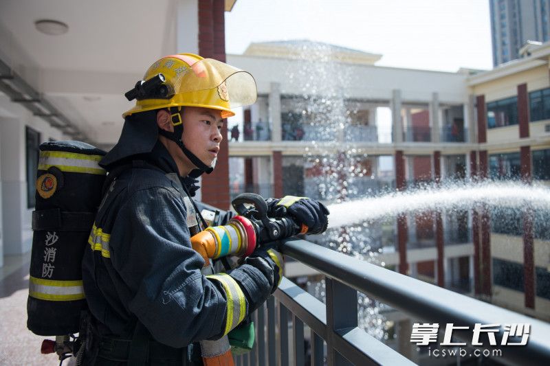 消防队员在进行处置。