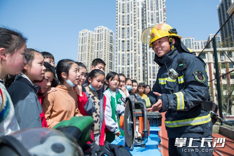 演练结束之后，消防员为同学们讲解消防知识。
