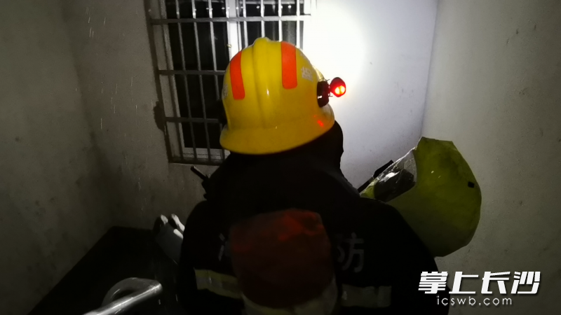 现场，消防员将被困儿童救出火场。视频截图