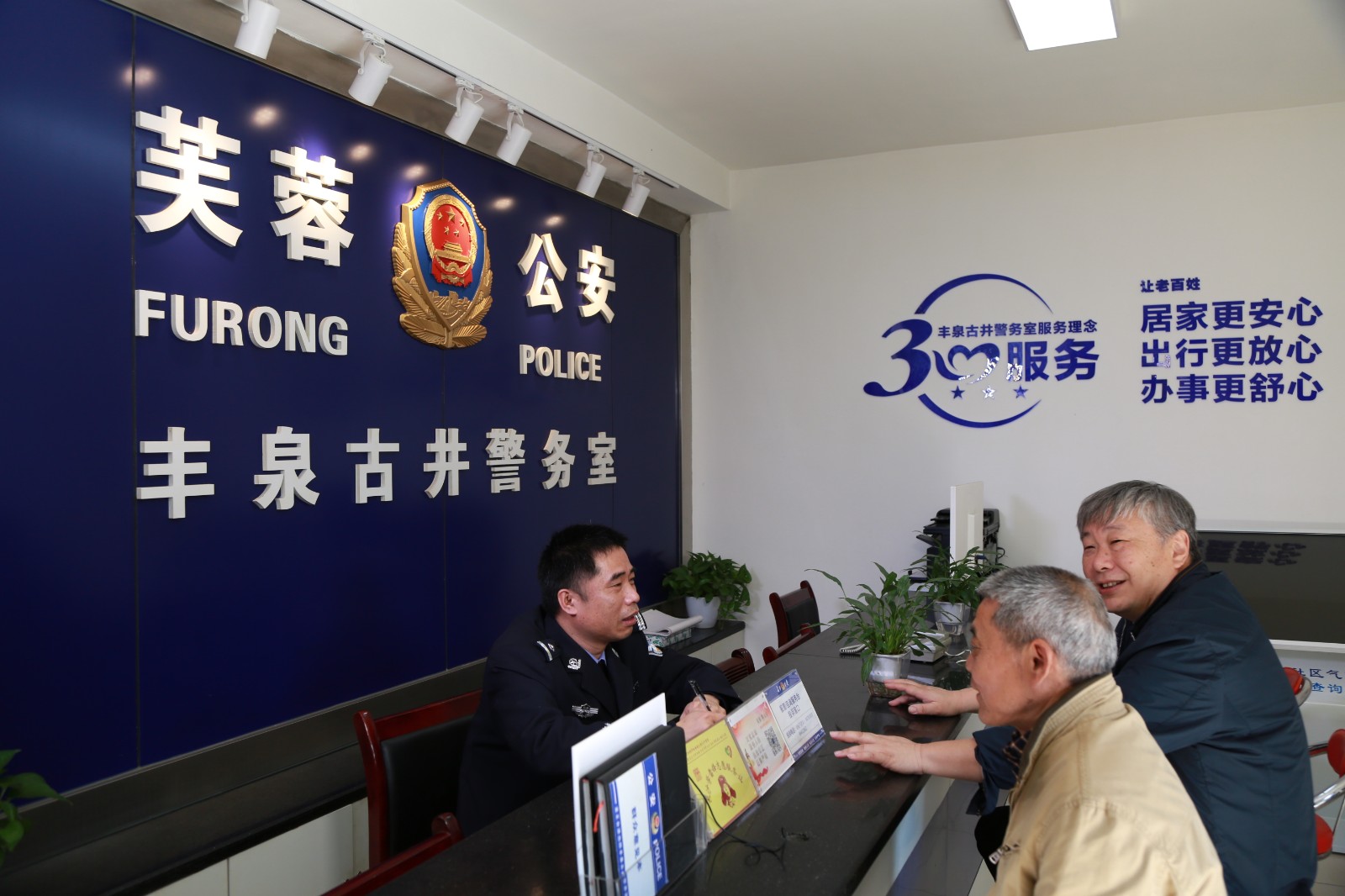 杨曙光在接待群众。受访者供图