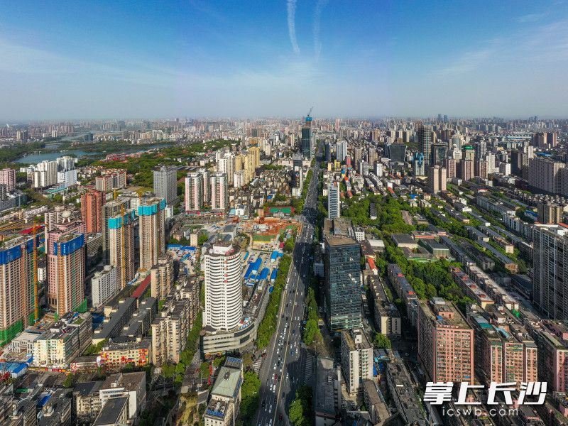 袁家岭商圈与五一商圈、火车站商圈构成了长沙五一大道黄金商业带。长沙晚报全媒体记者陈飞摄 袁家岭商圈与五一商圈、火车站商圈构成了长沙五一大道黄金商业带。长沙晚报全媒体记者陈飞摄