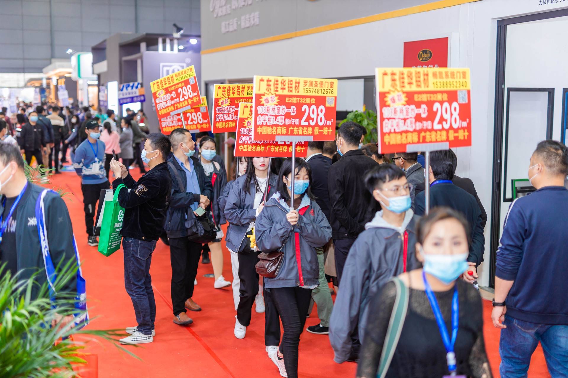 展会现场人流如织。