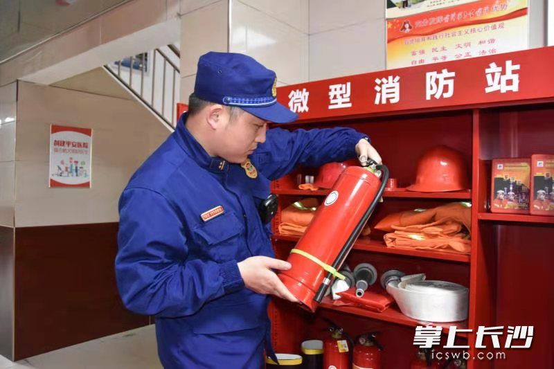 消防监督员开展消防检查。