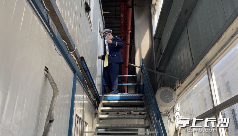 消防监督员对集装箱房进行临时查封。长沙消防供图