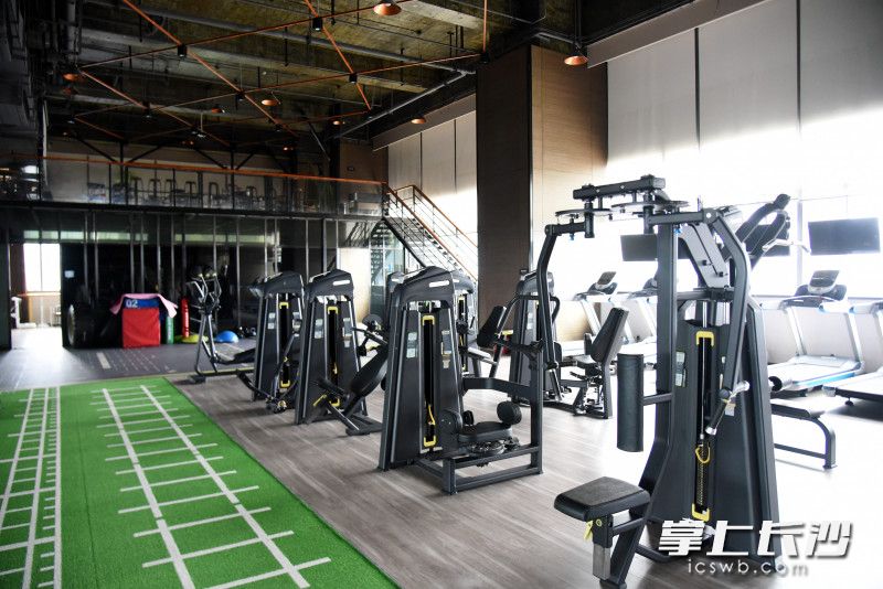 避难层内，健身房摆放了不少健身器材。