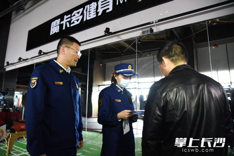 消防监督员依法下达法律文书，并说明临时查封有关事项。