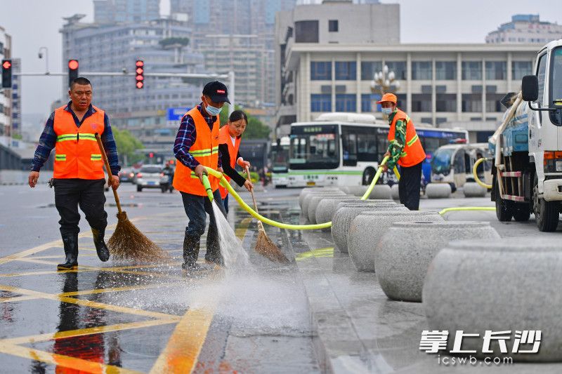 长沙正强力实施“百日奋战 扮靓星城”市容环境整治。21日上午9时许，记者在长沙火车站西广场看到，环卫清扫员们正在对广场路面及果皮桶、石墩等设施开展深度清扫保洁。 均为长沙晚报全媒体记者 王志伟 摄