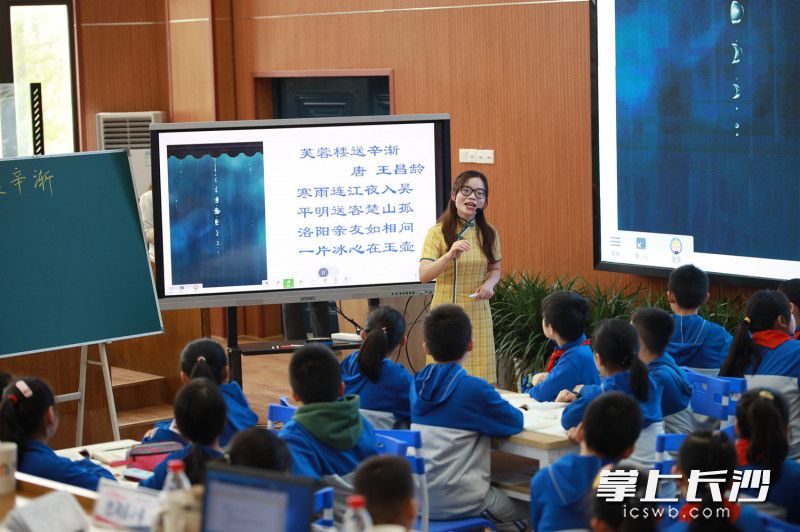 袁妙君带领学生吟诵，让他们掌握“平长仄短入声促 韵脚拉长诗意足”的古诗吟诵规律。