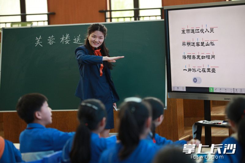 黄利婷为学生讲解古诗《芙蓉楼送辛渐》。