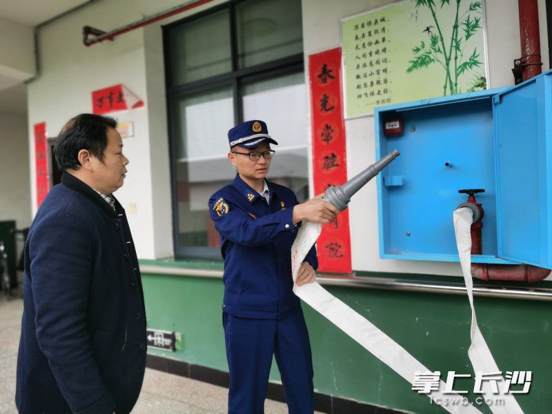 消防监督员对各敬老院消防设施设备进行检查。均为宁乡消防 供图